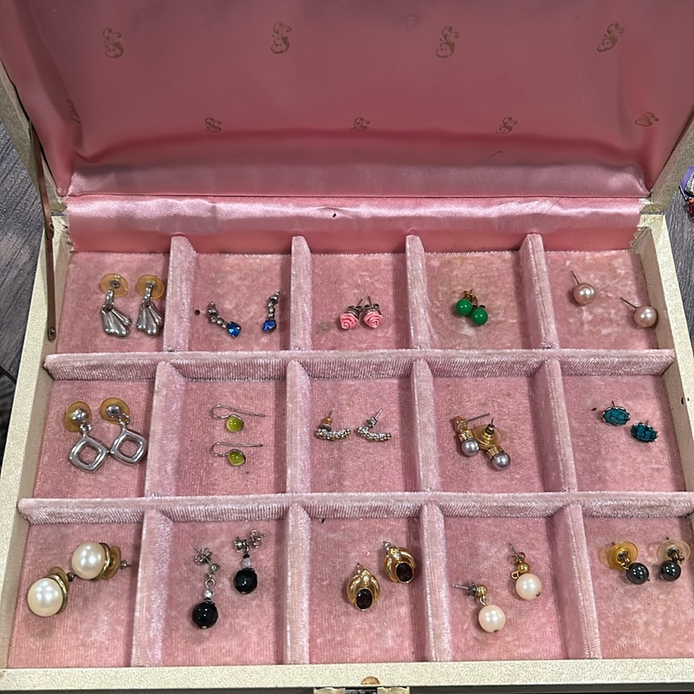 Lot of 50 earrings